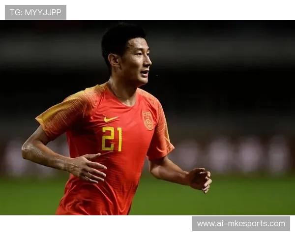 中国足球球星头发乌黑亮丽展现独特魅力成为球场焦点 中国足球球星头发乌黑亮丽展现独特魅力成为球场焦点