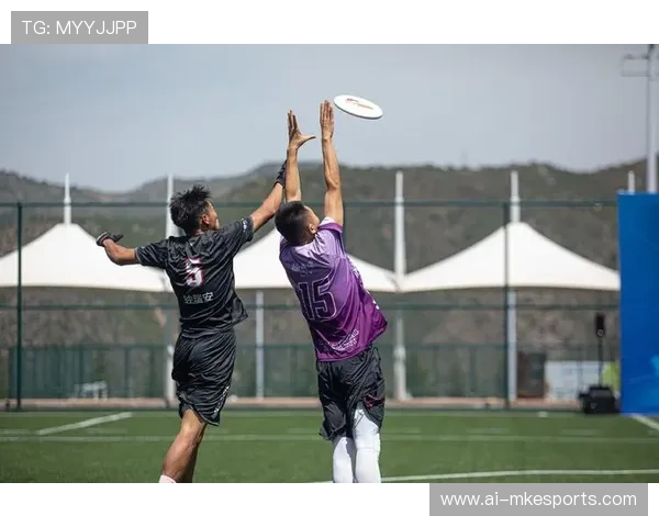 足球巨星挑战街头野球 极限技术街头翻转尽显球场霸气